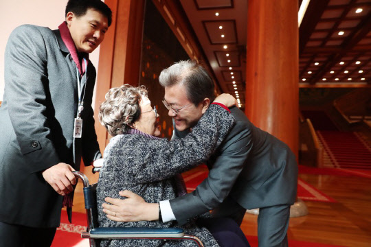 문재인 대통령이 4일 오후 일본군 위안부 피해 할머니 초청 오찬에 참석하는 할머니들을 청와대 본관 앞에서 반갑게 맞이하고 있다.